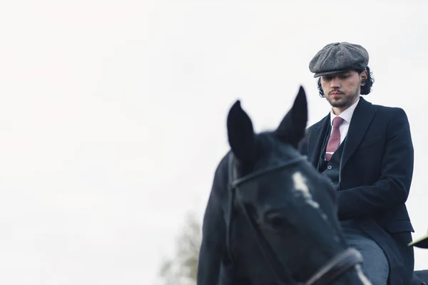 Blanke Ruiter Zittend Zijn Donkere Paard Stijlvol Pak Wegkijkend Concept Stockfoto