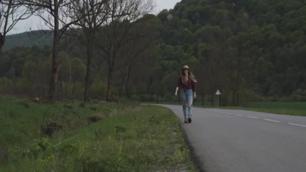 길에서 히치 하이킹하는 소녀 — 비디오