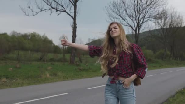 Дівчина одягнена в картату сорочку та джинси — стокове відео