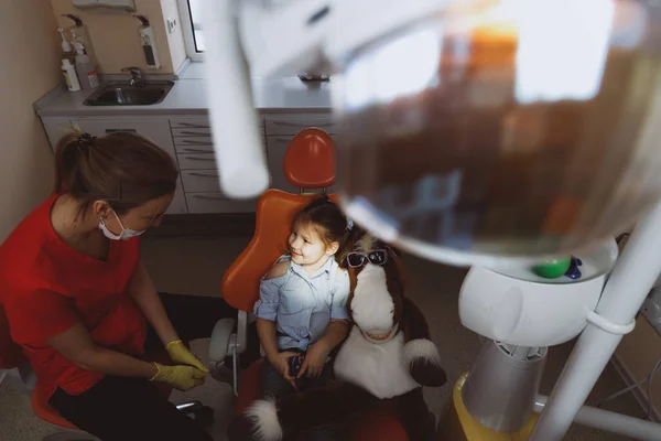 Dentista falando com pouco paciente — Fotografia de Stock