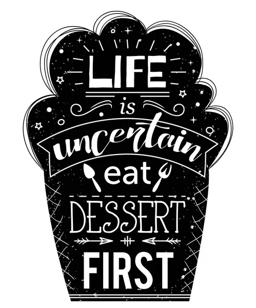 Typografie poster met taart en hand getrokken elementen. Inspirerende citaat. Leven is onzeker dessert eerst eten. Conceptontwerp voor print, card. Vintage hand getrokken vectorillustratie — Stockvector