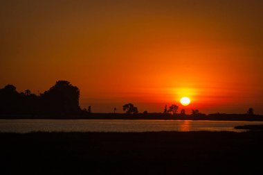carlsbad, lagün üzerinde derin turuncu günbatımı atış california Haliç