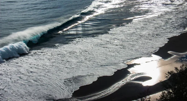 Plaj ve dalgalar hawaii büyük ada üzerinde waipio Vadisi'nde yükseltilmiş açılı görünüş
