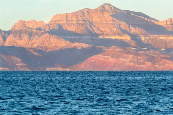 cortez Meksika deniz ve kıyı kıyı dağlarının dramatik aydınlatma