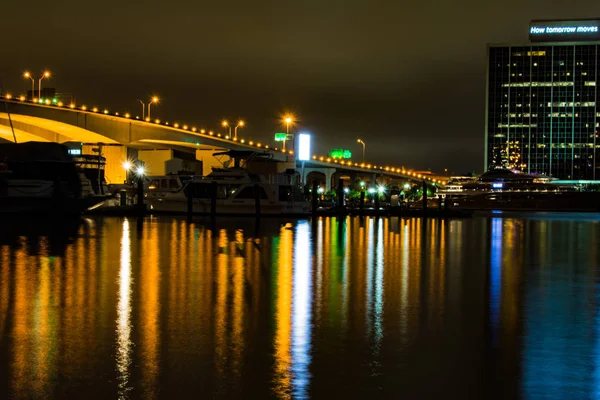 杰克逊维尔佛罗里达夜时间桥梁 — 图库照片