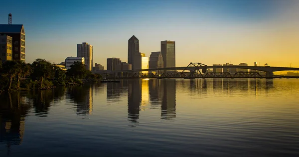 Amanecer Reflejado Los Edificios Centro Jacksonville Florida Con Puentes Sobre — Foto de Stock