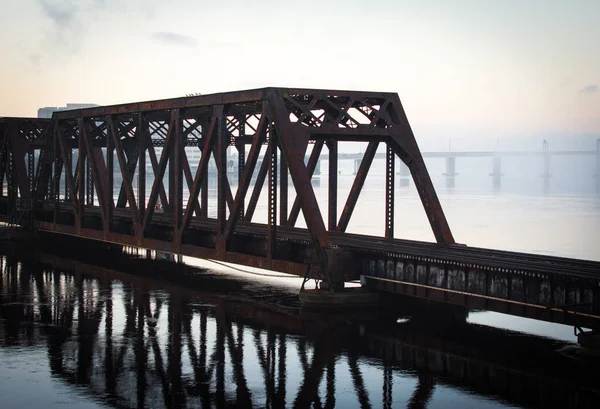 şehir merkezinde st johns Nehri demiryolu Köprüsü yıpranmış jacksonville florida