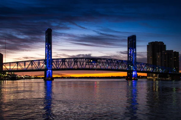 主要街道桥梁在杰克逊维尔佛罗里达州与日出的背景 — 图库照片