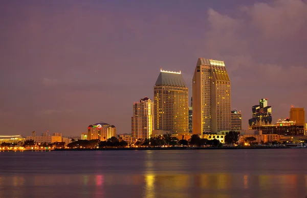san diego california sabahın erken saatlerinde limanda üzerinde su manzarası manzaralı.
