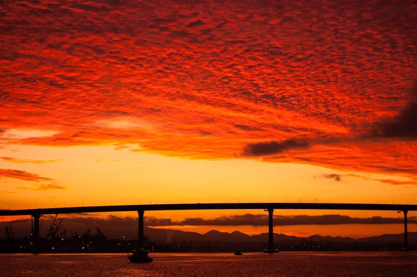 San Diego Harbor Coronado Adası köprüsünden görünümünü dramatik gündoğumu