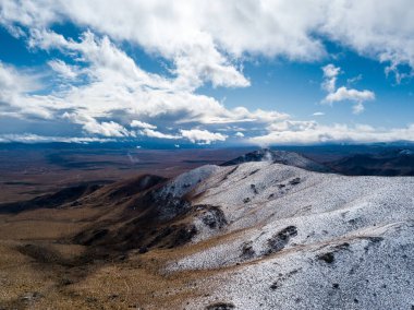 Kaliforniya 'daki Mojave Çölü' nde kış tepede kar var.