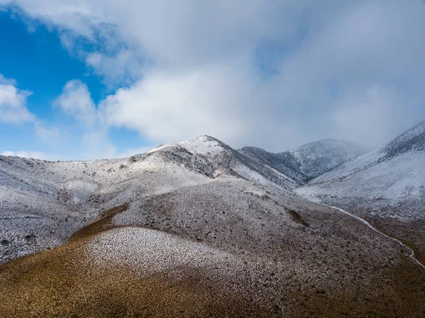 Kaliforniya 'daki Mojave Çölü' nde kış tepede kar var.