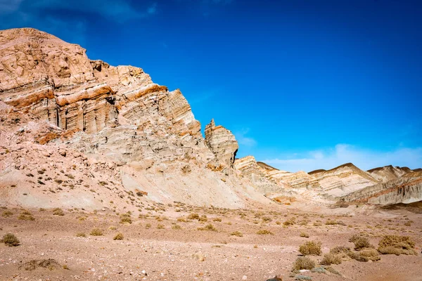 Kaliforniya çölündeki kayalık kayalıklar