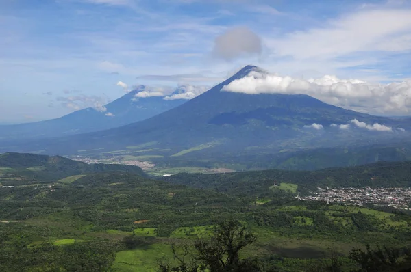 Вид на вулкан де агуа с активного вулкана Пакайя вблизи Антигуа в Гуатемале, Центральная Америка . — стоковое фото
