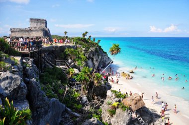 Tulum, Yucatan / Meksika - 3 Ağustos 2011: El Castillo Tapınağı 'nın arka planında Tulum, Quintana Roo, Yucatan, Meksika, Kuzey Amerika' daki Maya kalıntıları ile cennet sahillerinde bir sürü turist.