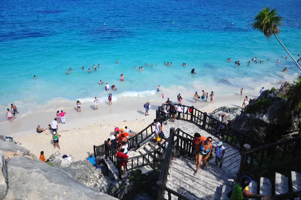 Tulum, Yucatan/Mexico - August 03, 2011: Lots of Tourists at paradise beach at Mayan Ruins of Tulum archeological site, Tulum, Quintana Roo, Yucatan, Mexico, North America. — Stock Photo, Image