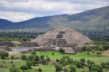 Meksika 'nın Mexico City yakınlarındaki Meksika' nın Meksiko Vadisi 'nde bulunan Aztek Piramidi Teotihuacan antik Mezoamerikan şehrinde Ay Piramidi manzarası.