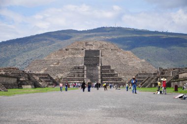 Teotihuacan, Meksika - 06 Temmuz 2011: Meksika 'da Meksika Vadisi' nde bulunan Aztek Piramidi Teotihuacan antik Mezoamerikan şehrinde Ay piramidinin görüntüsü.