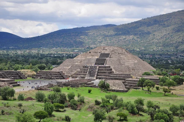 Vista de la pirámide de la luna en la pirámide azteca Teotihuacán, antigua ciudad mesoamericana en México, ubicada en el Valle de México, cerca de la Ciudad de México, México . — Foto de Stock