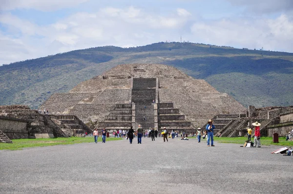 Teotihuacán, México - 06 de julio de 2011: Vista de la pirámide de la luna en la pirámide azteca Teotihuacán, antigua ciudad mesoamericana en México, ubicada en el Valle de México, cerca de la Ciudad de México, México . — Foto de Stock