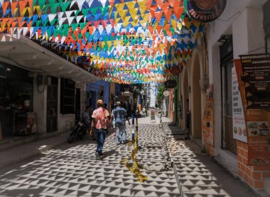Cartagena de Indias, Bolivar / Kolombiya, 13 Aralık 2017: Getsemani 'de renkli sokak dekorasyonu - şehrin tarihi bir bölgesi.
