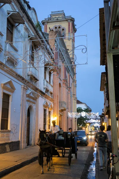 Cartagena de Indias, Bolivar/Colombia, December 10, 2017: A view of a horse and carriage used as taxi in Cartagena with Christmas light decoration in the background. — Stock Photo, Image