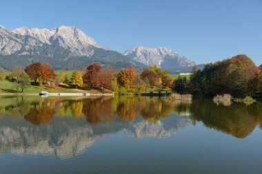 Saalfelden 'de güneşli bir sonbahar gününde Steinernes Meer' in yansımasıyla Ritzensee Gölü manzarası. Saalfelden, Pinzgau, Salzburg Toprakları, Avusturya, Avrupa.