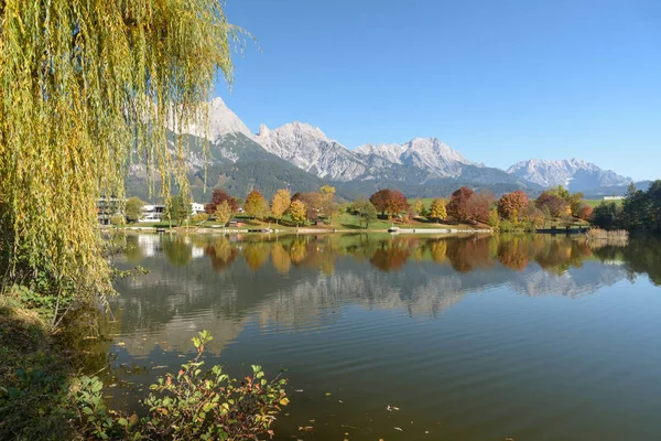 View of Lake Ritzensee on a sunny autumn day in Saalfelden with reflection of the Steinernes Meer. Saalfelden, Pinzgau, Salzburg Land, Austria, Europe. — Stock Photo, Image