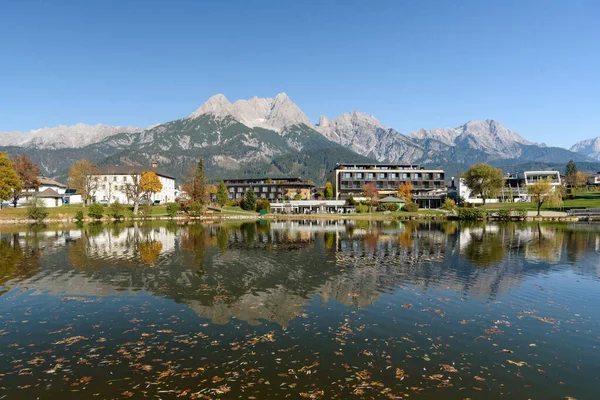 Ritzensee, Saalfelden, Salzburg/Austria, October 26, 2019: View of the nature bath at Ritzensee with the peaks of the Steinernes Meer reflecting in the lake. — Stock Photo, Image