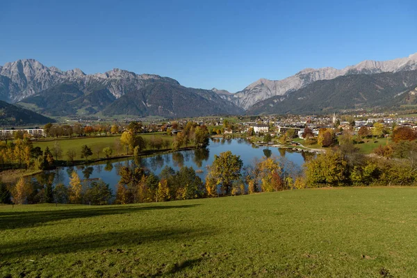 Panoramic view of Lake Ritzensee and Saalfelden on a sunny autumPanoramic view of Lake Ritzensee and Saalfelden on a sunny autumn day in with the mountains Steinernes Meer in the background. Saalfelden, Pinzgau, Salzburg Land, Austria. — Stock Photo, Image