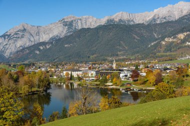 Ritzensee Gölü ve Saalfelden 'in panoramik manzarası güneşli bir sonbahar gününde arka planda Steinernes Meer dağlarında. Saalfelden, Pinzgau, Salzburg Toprakları, Avusturya.