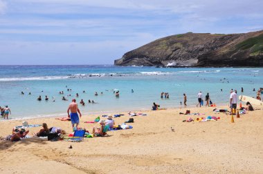 Hanauma Körfezi, Honolulu, Oahu / Hawaii, 9 Haziran 2011: Eski bir volkanik krater olan Hanauma Körfezi 'nin mercan kayalıklarında şnorkelle yüzen ve güneşlenen turistler, şimdi Honolulu, Oahu, Hawaii, Amerika Birleşik Devletleri yakınlarındaki bir ulusal rezerv..