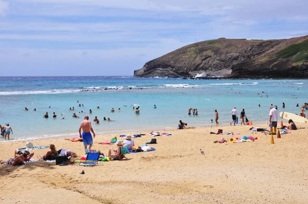 Hanauma Körfezi, Honolulu, Oahu / Hawaii, 9 Haziran 2011: Eski bir volkanik krater olan Hanauma Körfezi 'nin mercan kayalıklarında şnorkelle yüzen ve güneşlenen turistler, şimdi Honolulu, Oahu, Hawaii, Amerika Birleşik Devletleri yakınlarındaki bir ulusal rezerv..