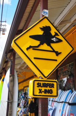 North Shore, Honolulu, Oahu / Hawaii, 9 Haziran 2011: Haleiwa 'da Surfer Crossing sokak tabelası. Haleiwa, Amerika Birleşik Devletleri 'nin Hawaii eyaletinin Oahu Adası' ndaki kuzey kıyısı boyunca sörf ve dalgıçlık yapan turistler için popüler bir yerdir..