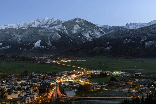 Schuettdorf, Zell am See, Salzburg/Austria, November 11, 2019: View of Schuettdorf, Zell am See South during the night, from Keilberg, Schmittenhoehe with the Drei Brueder mountains in the background. Zell am See, Salzburg, Austria. — Stock Photo, Image