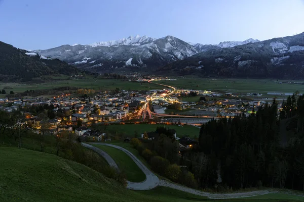 Schuettdorf, Zell am See, Salzburg/Austria, November 11, 2019: View of Schuettdorf, Zell am See South during the night, from Keilberg, Schmittenhoehe with the Drei Brueder mountains in the background. Zell am See, Salzburg, Austria. — Stock Photo, Image