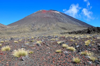 Kuzey Adası, Yeni Zelanda 'daki Tongariro Alp Geçidi' nde Ngauruhoe Dağı (Kıyamet Dağı). Yeni Zelanda 'nın en ünlü gündüz yürüyüşü, Tongariro Ulusal Parkı.