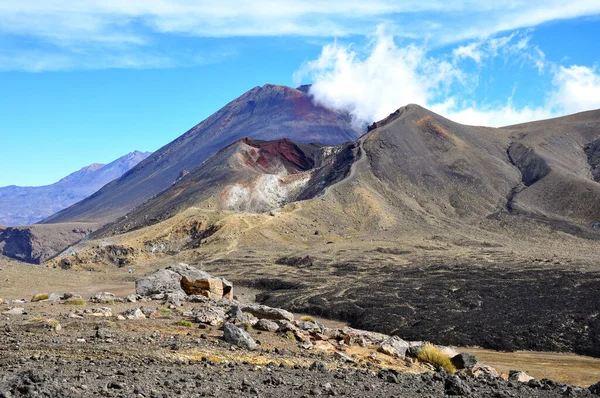 新西兰北岛Tongariro国家公园Tongariro Alpine过境点的火山景观、红坑和Ngauruhoe山. — 图库照片