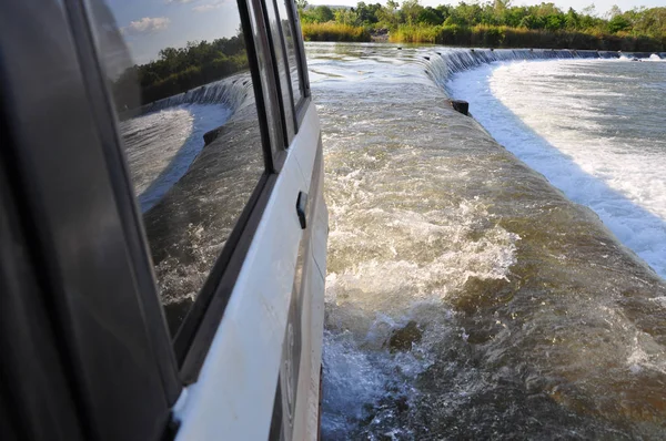 Ivanhoe Kavşağı, Kununurra, Batı Avustralya, Avustralya 'yı kullanan off-road kamyonunun penceresine bakın. Ord Nehri üzerinde beton bir geçit..