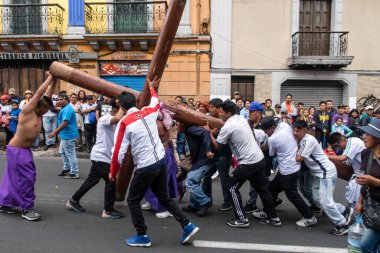 Quito, Pichincha, Ekvador - 27 Mart 2018 Paskalya Bayramı 'nda Tövbe Yürüyüşü, Semana Santa, Quito. Cucuruchos mor kostümlü katolik pratik yapıyor..