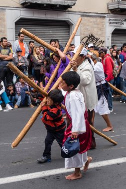 Quito, Pichincha, Ekvador - 27 Mart 2018 Paskalya Bayramı 'nda Tövbe Yürüyüşü, Semana Santa, Quito. Cucuruchos mor kostümlü katolik pratik yapıyor..