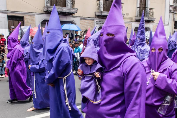 Quito, Pichincha, Ekvador - 27 Mart 2018 Paskalya Bayramı 'nda Tövbe Yürüyüşü, Semana Santa, Quito. Cucuruchos mor kostümlü katolik pratik yapıyor..