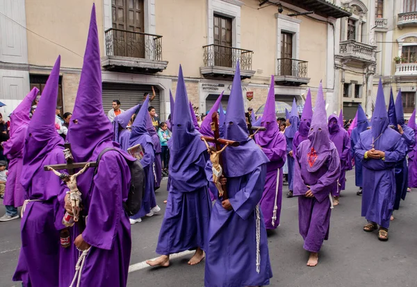 Quito, Pichincha, Ekvador - 27 Mart 2018 Paskalya Bayramı 'nda Tövbe Yürüyüşü, Semana Santa, Quito. Cucuruchos mor kostümlü katolik pratik yapıyor..