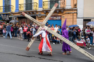 Quito, Pichincha, Ekvador - 27 Mart 2018 Paskalya Bayramı 'nda Tövbe Yürüyüşü, Semana Santa, Quito. Cucuruchos mor kostümlü katolik pratik yapıyor..
