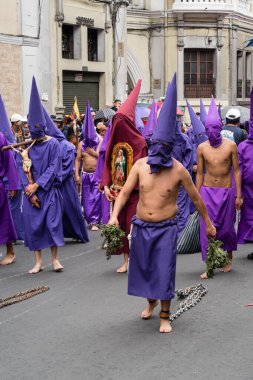 Quito, Pichincha, Ekvador - 27 Mart 2018 Paskalya Bayramı 'nda Tövbe Yürüyüşü, Semana Santa, Quito. Cucuruchos mor kostümlü katolik pratik yapıyor..
