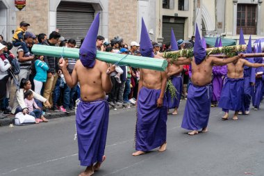 Quito, Pichincha, Ekvador - 27 Mart 2018 Paskalya Bayramı 'nda Tövbe Yürüyüşü, Semana Santa, Quito. Cucuruchos mor kostümlü katolik pratik yapıyor..
