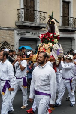 Quito, Pichincha, Ekvador - 27 Mart 2018 Paskalya Bayramı 'nda Tövbe Yürüyüşü, Semana Santa, Quito. Cucuruchos mor kostümlü katolik pratik yapıyor..