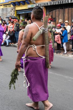 Quito, Pichincha, Ekvador - 27 Mart 2018 Paskalya Bayramı 'nda Tövbe Yürüyüşü, Semana Santa, Quito. Cucuruchos mor kostümlü katolik pratik yapıyor..