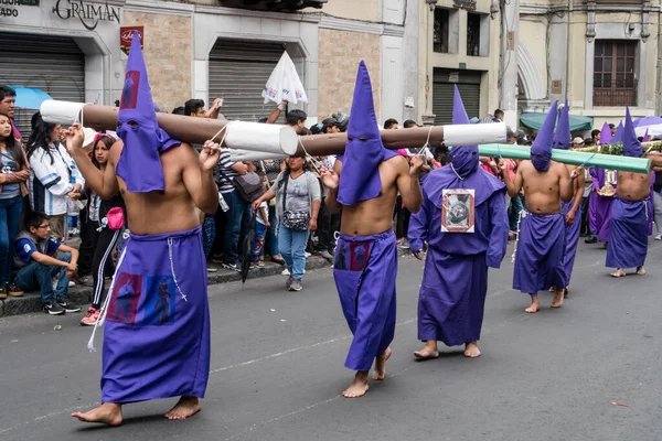 Quito, Pichincha, Ekvador - 27 Mart 2018 Paskalya Bayramı 'nda Tövbe Yürüyüşü, Semana Santa, Quito. Cucuruchos mor kostümlü katolik pratik yapıyor..