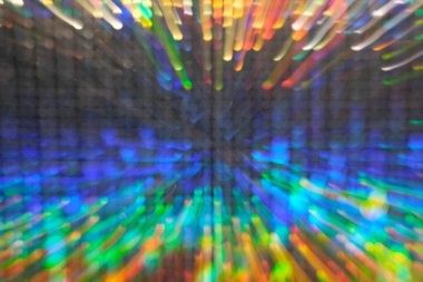 Renkli, parlak, kırmızı, mavi, yeşil bir metal.